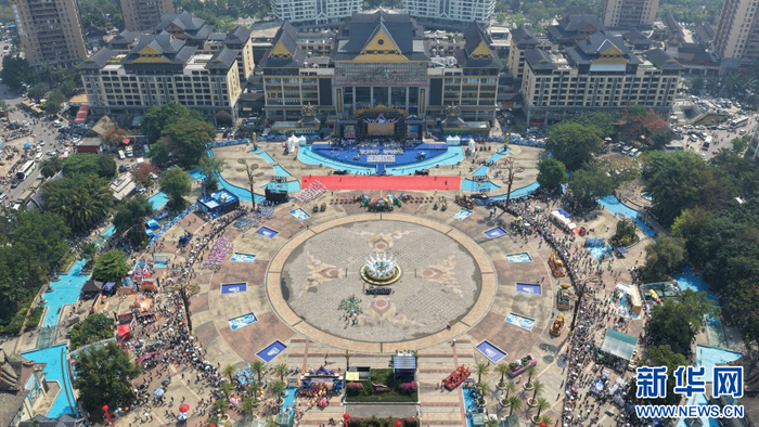 航拍民族民间文化大游演现场（4月14日摄）。新华网发（张晰 摄）