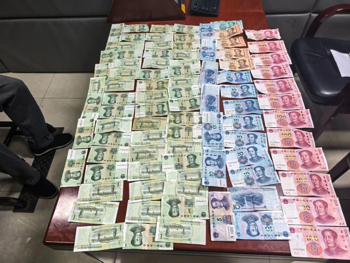 ▲警方从嫌疑人身上搜出部分涉案现金