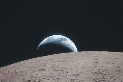 图为4月6日从执行“阿耳忒弥斯2号”载人绕月飞行任务的“猎户座”飞船上拍摄的月球（前）和地球。