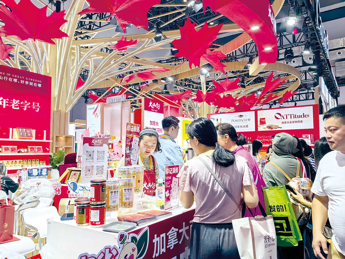 4月14日，加拿大国家馆处，观众正在体验特色饮品。 沈东方 摄