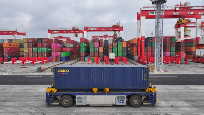 洋山港集装箱整装待发（央广网记者  冯丽  摄）