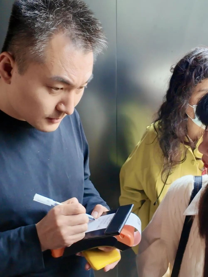 ▲店长在发号码前记录用餐者手机号用于验证。新京报贝壳财经记者 俞金旻 摄