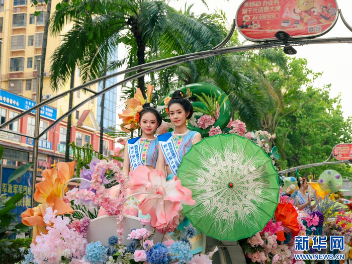 民族民间文化大游演现场（4月14日摄）。新华网发（张晰 摄）