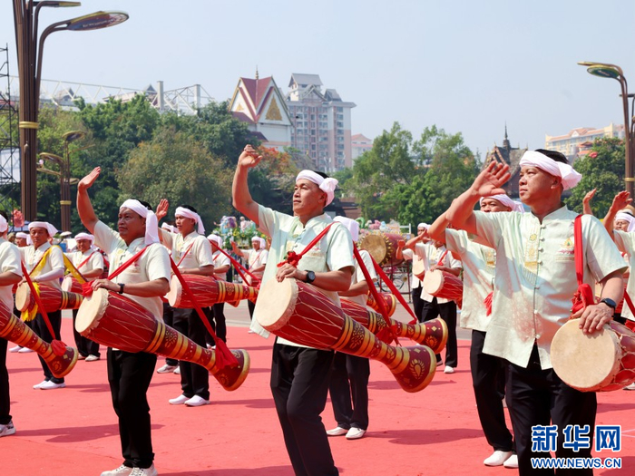 民族民间文化大游演现场，群众表演节目（4月14日摄）。新华网发（张晰 摄）