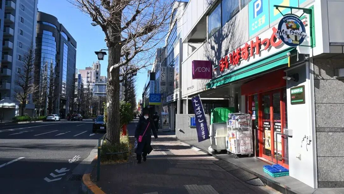 在核心城市商圈，社区小型超市、便利店与药妆店等零售业态的边界日益模糊，呈现功能融合、商品重叠、客群共享的趋势