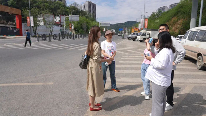 附近居民向“融媒+督查”工作组反映路口缺少红绿灯，行人过街危险重重