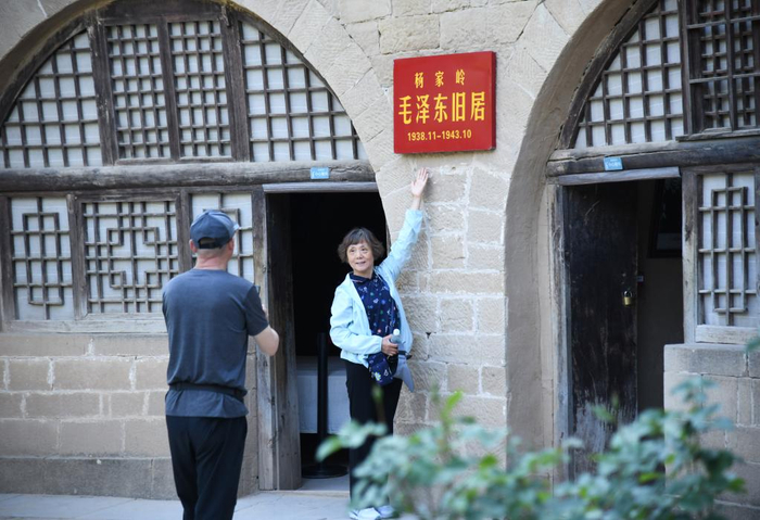 2024年5月7日，游客在延安杨家岭毛泽东旧居参观。新华社记者 张博文 摄