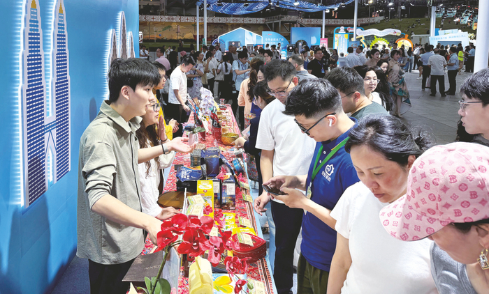 活动现场配套设置六大展区，打造“AI商文旅体健”消费新场景，畅游畅购消费氛围浓厚。 记者 胡光磊 摄