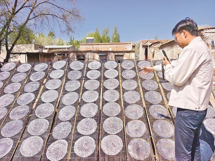         在邱县南辛店乡霍家庄村，马嘉腾正在直播当地传统非遗美食绿豆粉皮。    邱县县委宣传部供图    
