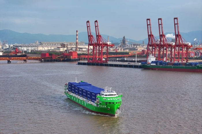 ▲图为4月15日，“宁远电鲲”轮驶向嘉兴港乍浦港区。吴文兵摄