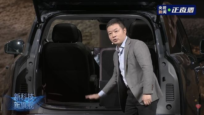 ▲何小鹏演示小鹏GX第三排放倒