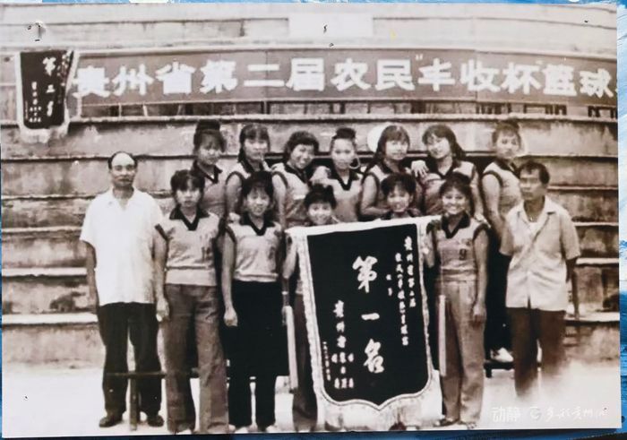 在赛事中取得胜利的球队留影
