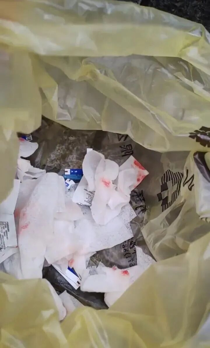 居民在现场垃圾桶里没找到针头。