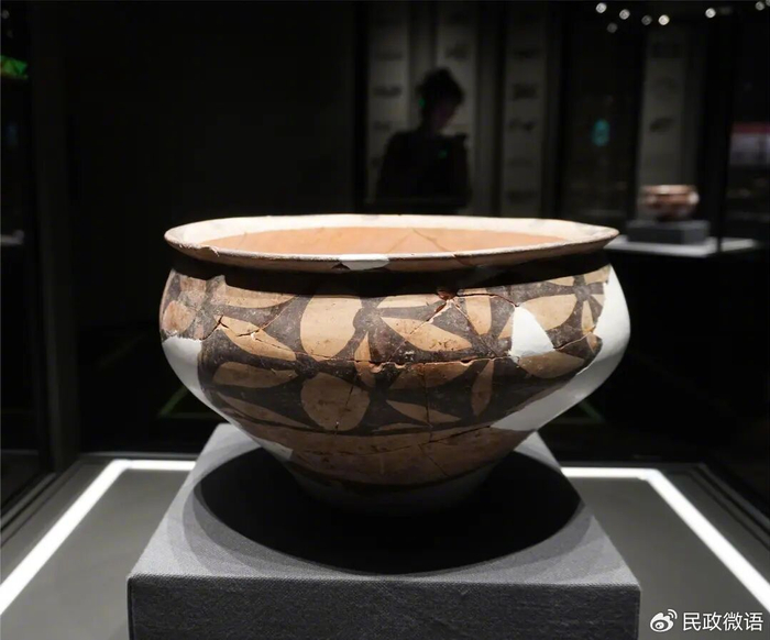 ▲三门峡市庙底沟博物馆陈列的花瓣纹彩陶盆。供图：视觉中国