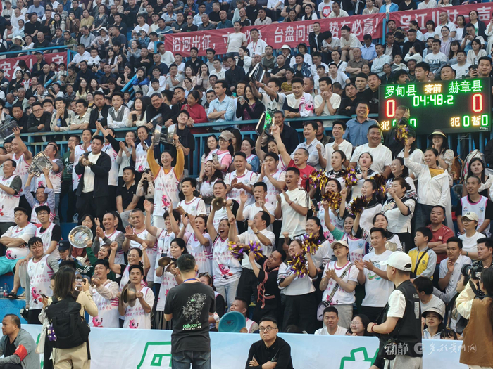 观众们用“锅碗瓢盆”为球员呐喊助威