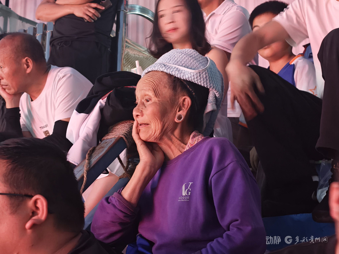 认真观看球赛的苗族奶奶