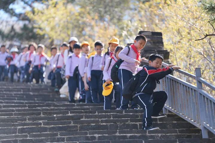 北京市西城区京华实验学校小学生们在爬黄花城水长城。新华每日电讯记者 谢晗 摄