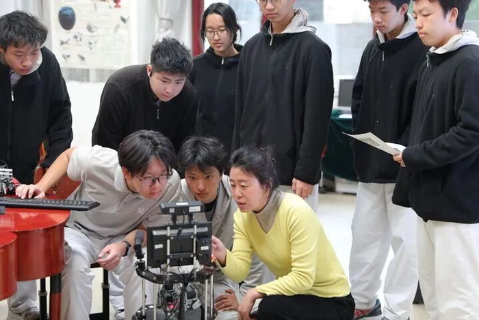 北京市第三十五中学师生在开展人工智能小组项目式研究。受访者供图