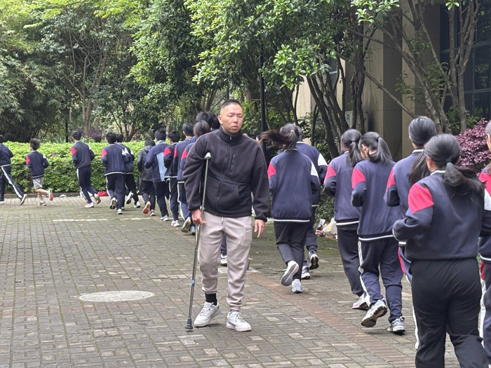 郑文老师带领学生热身。