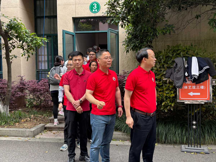 老师们身穿红衣为学生助威。