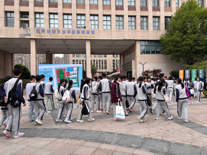 考生抵达。