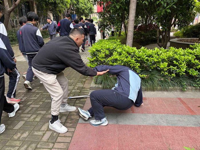 帮助热身抽筋学生拉伸。