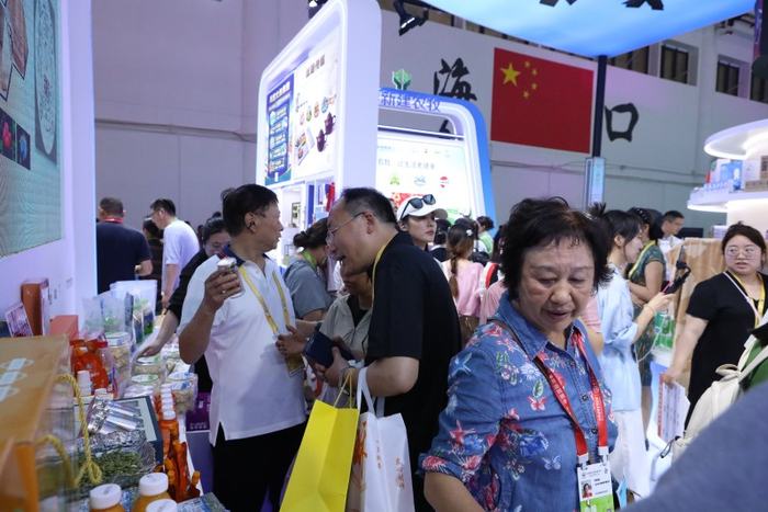 兵团展馆热闹非凡。胡杨网记者 李雨浪 摄