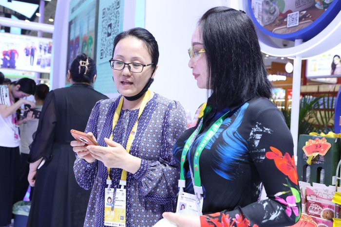 工作人员正在向参展观众介绍来自图木舒克的文创产品。胡杨网记者 李雨浪 摄