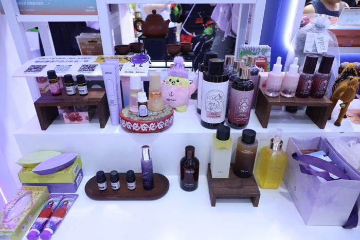 伊帕尔汗产品展示。胡杨网记者 李雨浪 摄