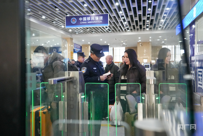 移民管理警察为旅客提供高效通关服务（央广网发  杨金烨  摄）