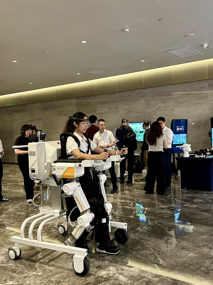 记者在现场体验广东制造的高科技产品（图源：时代周报王晨婷/摄）