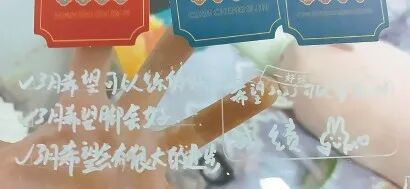 周悠曾用可擦笔在寝室镜子上写下训练目标。 受访者供图