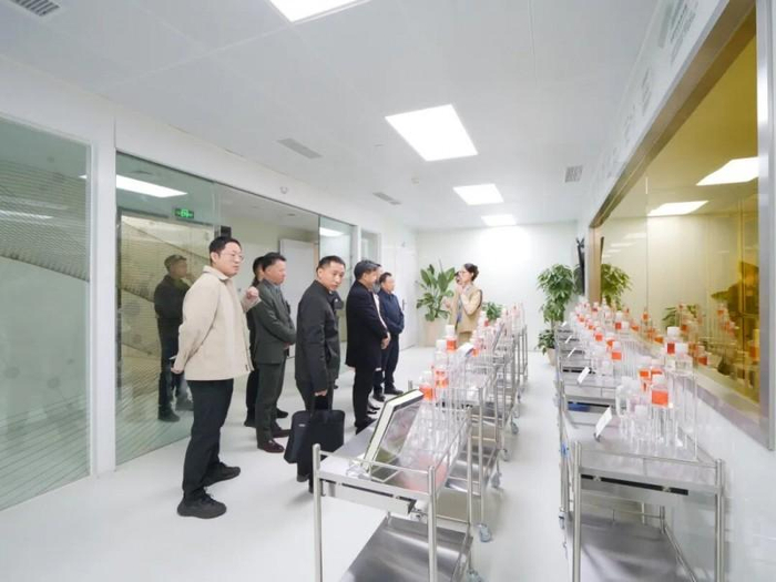 △ 成都市金牛区政府领导一行在iPSC与肿瘤类器官展示区
