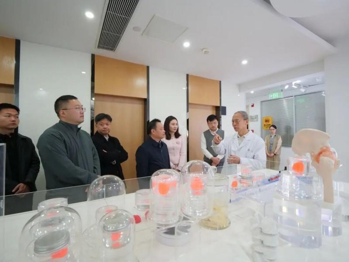 △ 陈慧敏教授在为成都市金牛区政府领导一行介绍3D打印技术