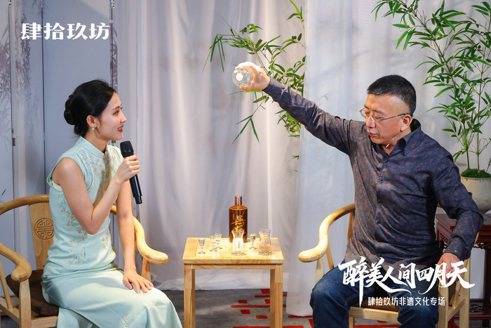 △右：肆拾玖坊联合创始人、全国食品行业技术能手、国家首席酒体设计师、国家白酒评委张传远