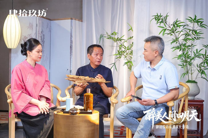 △左：岭南香问香学院创始人、莞香民俗文化非遗传承人 梁宏姝
