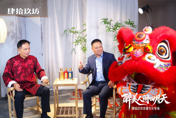 △左：广东省醒狮（省级）代表性传承人 何狄强
