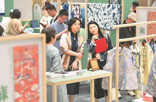 “经纬里的江南”展览展销活动在香港嘉里酒店举行。 记者 邵丹 摄