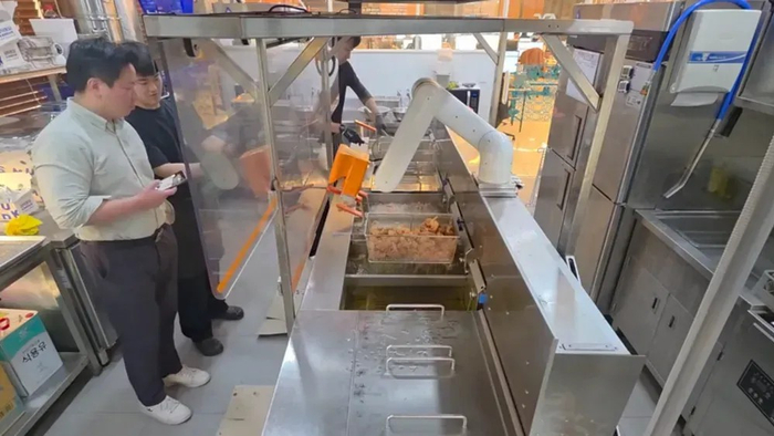 韩国炸鸡店后厨，LAVA具身操作机器人正在作业