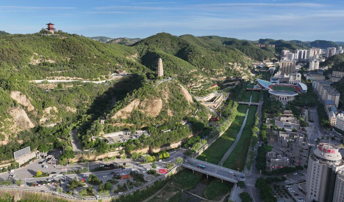 这是2025年6月3日拍摄的延安城区风光（无人机照片）。新华社记者 张博文 摄