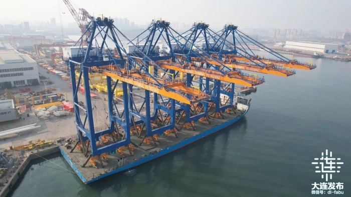 ▲印尼三宝垄4台65吨岸桥顺利发运