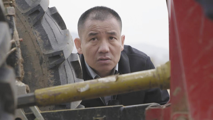 李善俊仔细进行播种机作业前的设备检查工作。本报记者 王 臻 摄