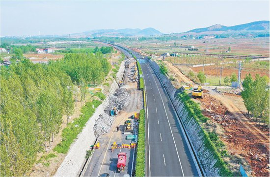 4月12日，泰新高速徂徕枢纽至新泰枢纽段改扩建项目桥梁拆除工作现场。（范薇）