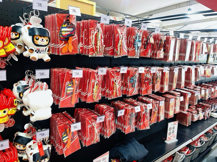 图为：F1上海站纪念品（记者 杨溢仁摄）