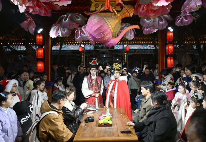 近日，游客在正定荣国府景区观看“一梦入红楼”夜游演出。河北日报记者 史晟全摄