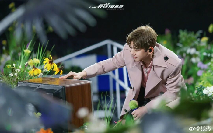 ▲张杰表示，看到歌迷带着自己的家人，他会觉得大家之间的情感很久了。