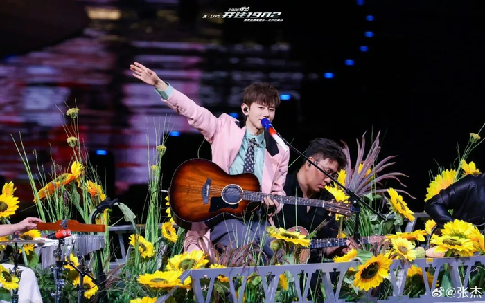 ▲在张杰看来，在鸟巢这样的大场地，唱经典的老歌会更好。