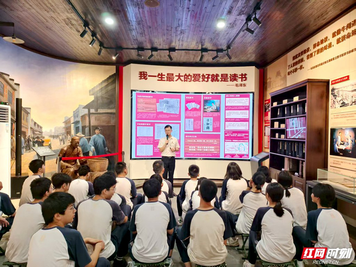 韶山市思政教育实践中心的教师正在为学生上课。