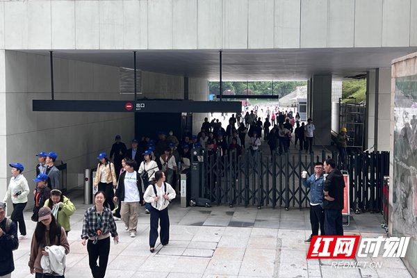 游客正从湖南省博物馆出口处走出。