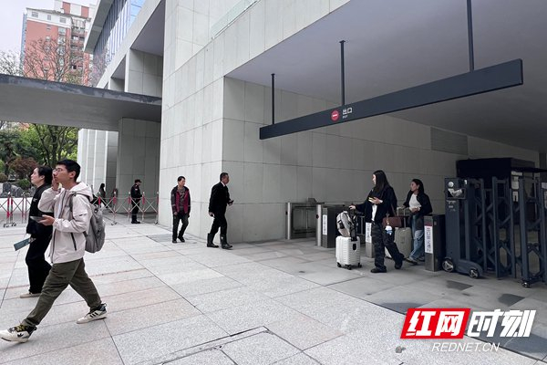 湖南省博物馆出口处，不时有游客推着行李箱从馆内走出。